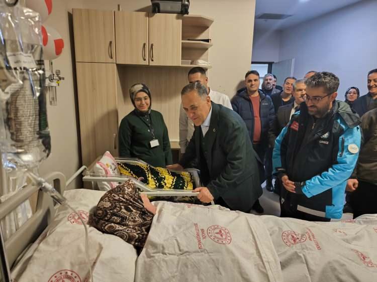 <p>&nbsp;Bing&ouml;l Valisi Dr. Ahmet Hamdi Usta ve İl Jandarma Komutanı Tuğgeneral Sabri K&uuml;y&uuml;k, yeni yılın ilk dakikalarında d&uuml;nyaya gelen Mihrişah bebeği ve ailesini ziyaret ederek, anne ve bebeğe hediye verdi.</p>
