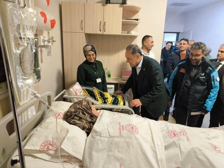 <p>Vali Usta, "2026 yılının &uuml;lkemize, milletimize, Bing&ouml;l&uuml;m&uuml;ze ve t&uuml;m insanlığa sağlık huzur başarı getirmesini temenni ediyorum. Bug&uuml;n de hastanemize geldik biraz &ouml;nce de hastanemize de 2026 yılı ilk bebeğinin ziyaret ettik. Sevgili annesi Mihriban&lsquo;la babası Burhan ikinci &ccedil;ocukları olan Mihrişah&rsquo;ın yeni yılını kutladık. Ben 2026 doğan b&uuml;t&uuml;n bebeklerimize uzun ve sağlıklı &ouml;m&uuml;rler barış huzur i&ccedil;inde bir &ouml;m&uuml;r diliyorum.&nbsp;</p>
