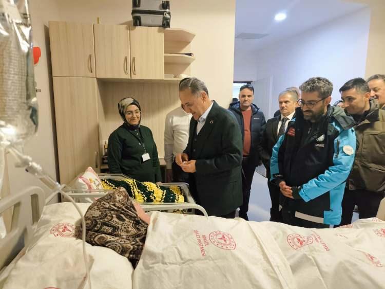 <p>&Ouml;zellikle sağlık personellerimize, ebelerimize, doktorlarımıza, hemşirelerimize ve idari personelimize de bu akşam da g&ouml;revlerinden dolayı ş&uuml;kranlarımı sunuyorum. G&ouml;revini ifa eden polisimize, jandarmamızı da &uuml;st&uuml;n başarılı g&ouml;revler diliyorum. Genel anlamda 2026 yılının &uuml;lkemize Bing&ouml;l&uuml;m&uuml;ze huzur ve mutluluk getirmesi temenni ediyorum" dedi.</p>
