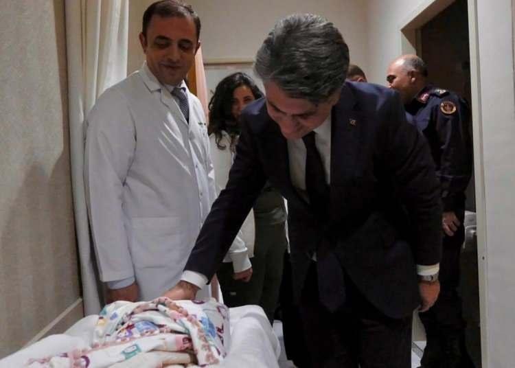 <p><span style="color:#FF0000"><strong>BOLU</strong></span></p>

<p>&nbsp;</p>

<p>Bolu&rsquo;da 2026 yılının ilk bebeği, İzzet Baysal Kadın Doğum ve &Ccedil;ocuk Hastalıkları Hastanesinde d&uuml;nyaya geldi.&nbsp;</p>
