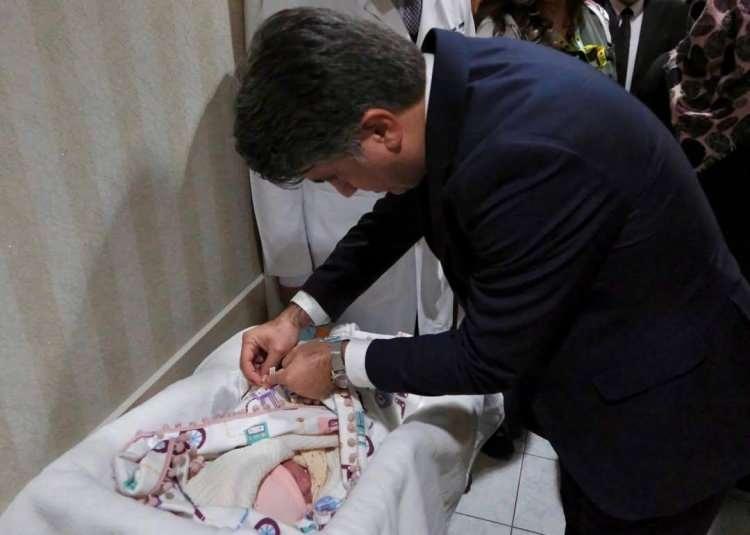 <p>Yeni yılın ilk saatlerinde doğan Doğan &Ouml;zoğul, Burak &Ouml;zoğul ve Dilek Alkan &Ouml;zoğul &ccedil;iftinin evladı olarak ailesine ve hastaneye yılın ilk mutluluğunu yaşattı.</p>
