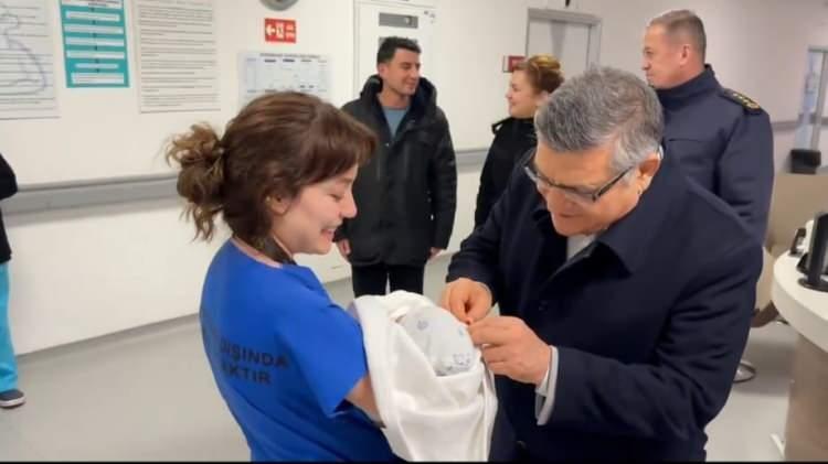 <p><span style="color:#FF0000"><strong>SİNOP</strong></span></p>

<p>&nbsp;</p>

<p>Yeni yılın Sinop&rsquo;taki ilk sevinci, d&uuml;nyaya g&ouml;zlerini a&ccedil;an Eren bebekle yaşandı. 2026 yılının ilk dakikalarında doğan Eren bebek, kentte yeni yıl coşkusunu umut ve mutlulukla başlattı.</p>
