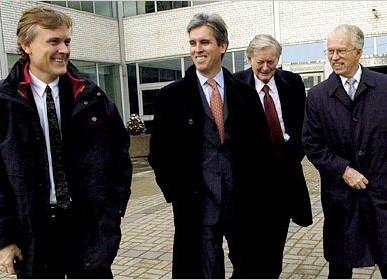 <p><strong><span style="color:#B22222">10)&nbsp; THOMSON AİLESİ - Kanada&nbsp;&nbsp;</span>|&nbsp; SERVETİ&nbsp; 82.1 MİLYAR DOLAR&nbsp;</strong></p>

<p>&nbsp;</p>

<p>Thomson ailesi, Kanada merkezli medya ve veri imparatorluğu Thomson Reuters&rsquo;ın sahibi olarak bilinir. Aile serveti; finans, hukuk ve haber alanlarında k&uuml;resel &ouml;l&ccedil;ekte kullanılan veri ve analiz hizmetleri sunan şirketten gelir ve Thomsonlar, d&uuml;nyanın en zengin ve en etkili medya aileleri arasında yer alır.</p>
