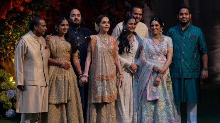 <p><strong><span style="color:#B22222">8)&nbsp; A MBANİ AİLESİ&nbsp; -&nbsp; Hindistan</span>&nbsp; |&nbsp; 105.6 MİLYAR DOLAR</strong></p>

<p>&nbsp;</p>

<p>Ambani ailesi, Hindistan merkezli dev holding Reliance Industries&rsquo;in sahibi olarak enerji, petrokimya, telekom&uuml;nikasyon ve perakende sekt&ouml;rlerinde faaliyet g&ouml;sterir. Ailenin serveti, Reliance Jio ve Reliance Retail gibi şirketlerle b&uuml;y&uuml;m&uuml;ş, Ambaniler Asya&rsquo;nın en zengin aileleri arasına girmiştir.</p>
