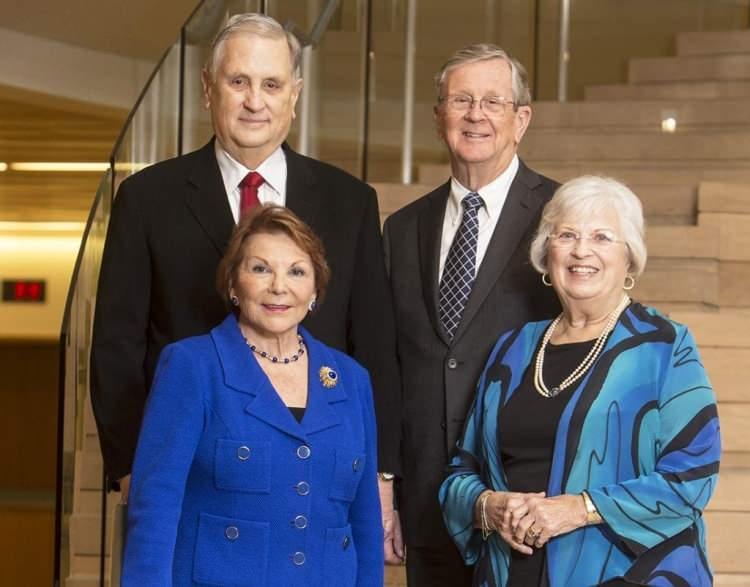 <p><strong><span style="color:#B22222">6)&nbsp; KOCH FAMİLY&nbsp; -&nbsp; ABD</span>&nbsp; |&nbsp; 150.5 MİLYAR DOLAR</strong></p>

<p>&nbsp;</p>

<p>Koch ailesi, ABD merkezli &ccedil;ok uluslu sanayi devi Koch Industries&rsquo;in sahibi olarak enerji, kimya, k&acirc;ğıt, tarım ve finans sekt&ouml;rlerinde faaliyet g&ouml;sterir. Ailenin serveti; petrol rafinajı, <strong>Georgia-Pacific</strong> ve &ccedil;eşitli end&uuml;striyel yatırımlar &uuml;zerinden şekillenmiş, Kochlar Amerika&rsquo;nın en zengin aileleri arasına girmiştir.</p>
