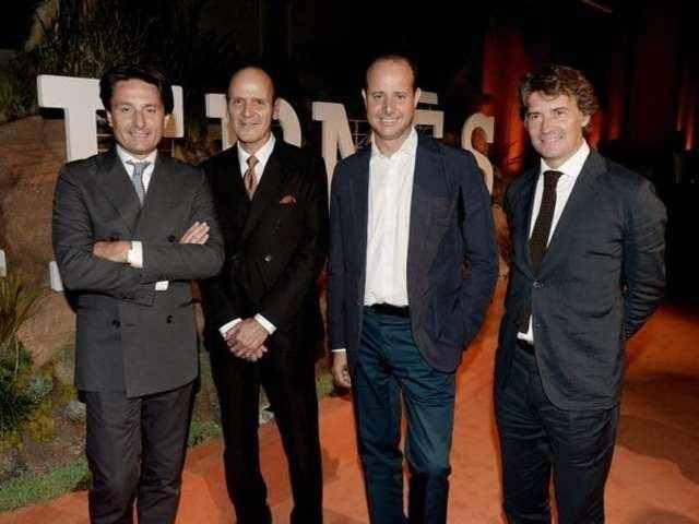 <p><strong><span style="color:#B22222">5)&nbsp; HERM&Egrave;S AİLESİ&nbsp; -&nbsp; FRANSA</span>&nbsp; |&nbsp; 184.5 MİLYAR DOLAR</strong></p>

<p>&nbsp;</p>

<p>Herm&egrave;s ailesi, Fransız l&uuml;ks markası Herm&egrave;s&rsquo;in kontrol&uuml;n&uuml; elinde bulunduran k&ouml;kl&uuml; bir ailedir. Servetlerini &ccedil;anta, moda, ipek ve saat &uuml;r&uuml;nleriyle tanınan Herm&egrave;s &uuml;zerinden elde eden aile, markayı d&uuml;nyanın en değerli ve en ayrıcalıklı l&uuml;ks şirketlerinden biri h&acirc;line getirmiştir.</p>
