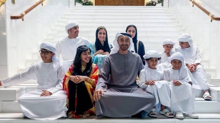 <p><strong><span style="color:#B22222">2)&nbsp; AL NAHYAN AİLESİ&nbsp; -&nbsp; BAE</span>&nbsp; |&nbsp; 335.9 MİLYAR DOLAR</strong></p>

<p>&nbsp;</p>

<p>Al Saud ailesi, Suudi Arabistan&rsquo;ı y&ouml;neten kraliyet ailesi olarak d&uuml;nyanın en zengin hanedanları arasında yer alır. Ailenin serveti; &uuml;lkenin petrol gelirleri, devletle bağlantılı yatırımlar ve k&uuml;resel enerji devi <strong>Saudi Aramco</strong> &uuml;zerinden oluşmuş, Al Saudlar k&uuml;resel enerji ve finans dengelerinde &ouml;nemli bir g&uuml;&ccedil; h&acirc;line gelmiştir.</p>
