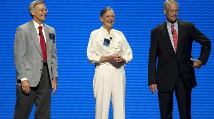 <p><strong><span style="color:#B22222">1)&nbsp; WALTON AİLESİ&nbsp; -&nbsp; ABD</span>&nbsp; |&nbsp; 513.4 MİLYAR DOLAR</strong></p>

<p>&nbsp;</p>

<p>Walton ailesi, d&uuml;nyanın en b&uuml;y&uuml;k perakende zinciri Walmart&rsquo;ın kurucusu ve ana hissedarıdır. Ailenin serveti; k&uuml;resel &ouml;l&ccedil;ekte faaliyet g&ouml;steren Walmart mağazaları, lojistik ağı ve perakende yatırımları sayesinde oluşmuş, Waltonlar uzun yıllardır d&uuml;nyanın en zengin aileleri arasında yer almıştır.</p>
