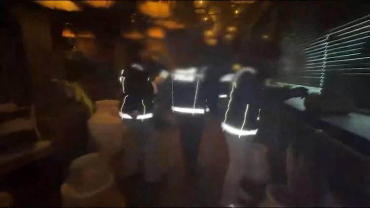 <p><span style="color:rgb(178, 34, 34)">BEBEK OTEL'DE GİZLİ ODA BULUNDU</span></p>
<p>CNN TÜRK yayınında muhabir Merve Tokaz, operasyonla ilgili detayları izleyenlere aktardı.</p>