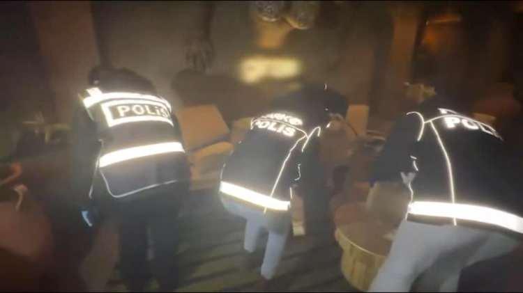 <p>CAN YAMAN GÖZALTINDA</p>
<p>Soruşturma kapsamında gözaltına alınanlar arasında, oyuncu Can Yaman, Selen Görgüzel, Ayşe Sağlam ve Ceren Alper'in de olduğu öğrenildi</p>