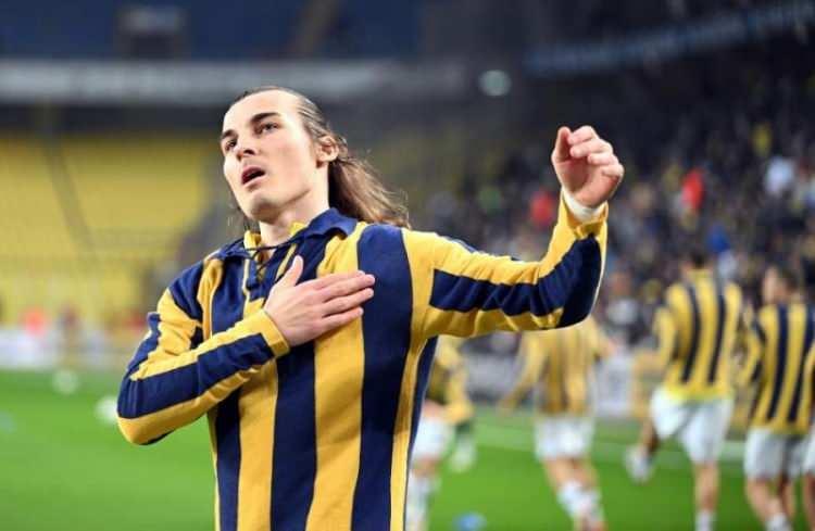 <p><strong>Fenerbah&ccedil;eli futbolcu &Ccedil;ağlar S&ouml;y&uuml;nc&uuml;, bu kez sahalardaki başarısıyla değil &ouml;zel yaşantısıyla adından s&ouml;z ettirdi.&nbsp;</strong></p>
