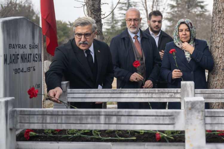 <p>T&uuml;rk tarihini ve k&uuml;lt&uuml;r&uuml;n&uuml; bir kuyumcu titizliğiyle ele alıp şiirleştiren, "Bayrak Şairi" olarak hafızalara kazınan Arif Nihat Asya, vefatının 51'inci yılında kabri başında anıldı.</p>

<p>&nbsp;</p>
