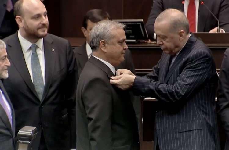 <p>AK Parti'ye yeni katılımlar T&uuml;rkiye g&uuml;ndeminde dikkat &ccedil;ekmeye devam ediyor...&nbsp;</p>
