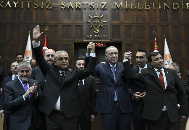 <p>CHP'den Hasan Ufuk &Ccedil;akır, Gelecek Partisi'nden İsa Mesih Şahin ve DEVA Partisi'yle yollarını ayıran İrfan Karatutlu, Cumhurbaşkanı Recep Tayyip Erdoğan'ın rozetlerini takmasıyla birlikte AK Parti'ye ge&ccedil;ti.&nbsp;</p>

<p>&nbsp;</p>
