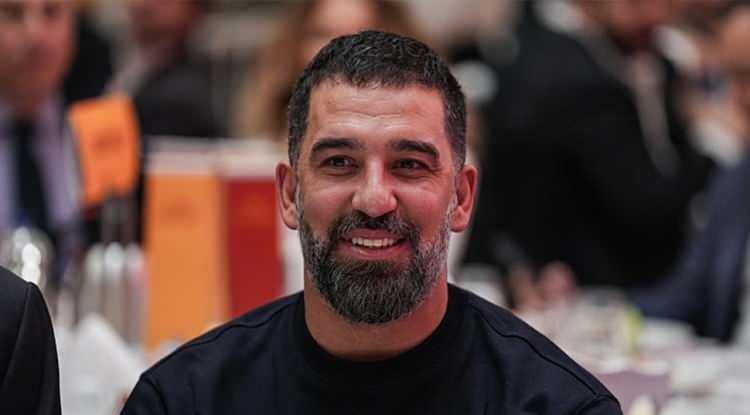 Amca olan Arda Turan'dan yeğenine 6 milyonluk jest! Sosyal medyada g&uuml;ndem oldu
