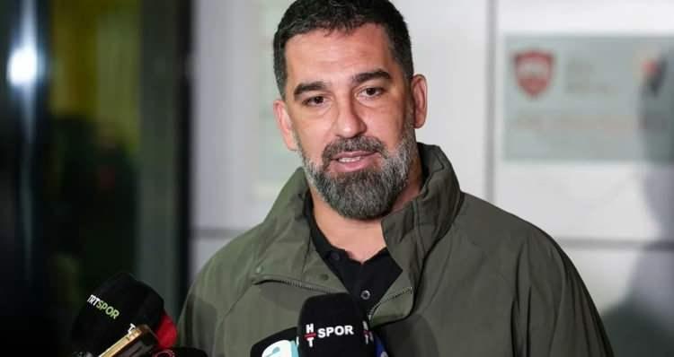 <p>Şimdilerde teknik direkt&ouml;rl&uuml;k g&ouml;revini s&uuml;rd&uuml;ren Turan'ın&nbsp;aile i&ccedil;inde yaptığı bir jestle g&uuml;ndeme geldiği belirtildi.&nbsp;</p>
