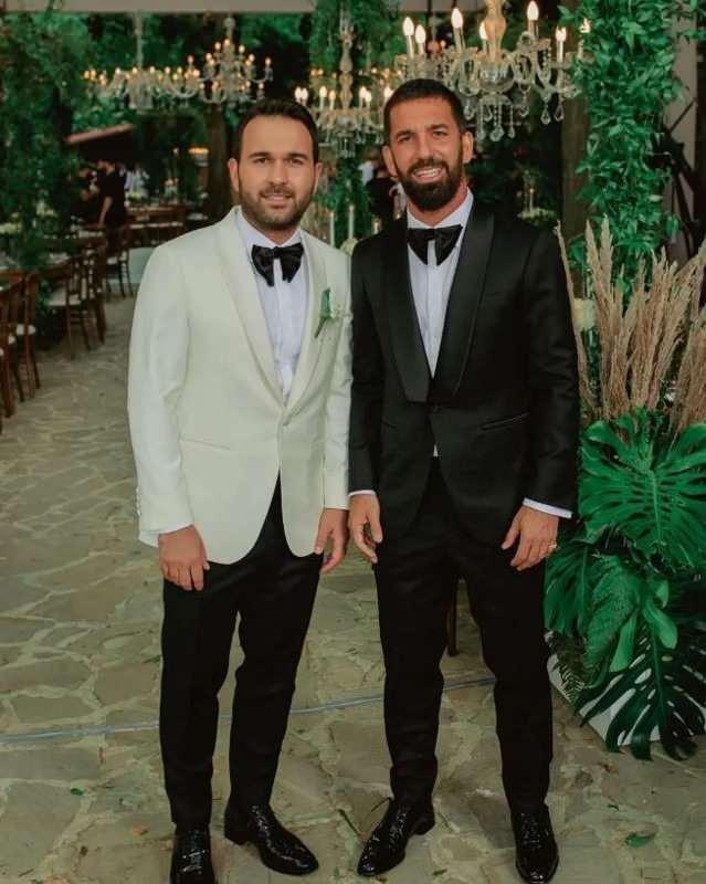 <p>Arda Turan&rsquo;ın kardeşi Okan Turan ile eşi Katre Turan, yeni bebeklerini kucaklarına aldı.</p>
