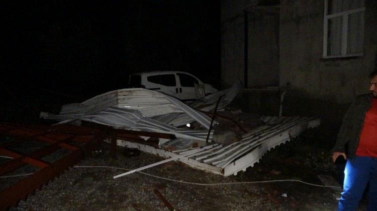 <p>&nbsp;</p>

<p><span style="color:rgb(165, 42, 42)"><strong>DIŞARI &Ccedil;IKTIKLARINDA TERS D&Ouml;NEN ARACI G&Ouml;RD&Uuml;LER</strong></span></p>

<p>&nbsp;</p>

<p>Hortum, S&uuml;lek Mahallesi'nde bir evin &ouml;n&uuml;nde park halinde bulunan otomobili yaklaşık&nbsp;<strong>4 metre savurup trakt&ouml;r&uuml;n &uuml;zerine fırlattı.</strong></p>
