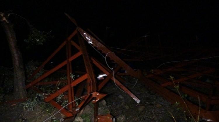 <p>Meydana gelen hortum, Manavgat-Akseki yol ayrımından başlayarak D-400 Karayolunun &uuml;st kısmında etkili oldu.</p>
