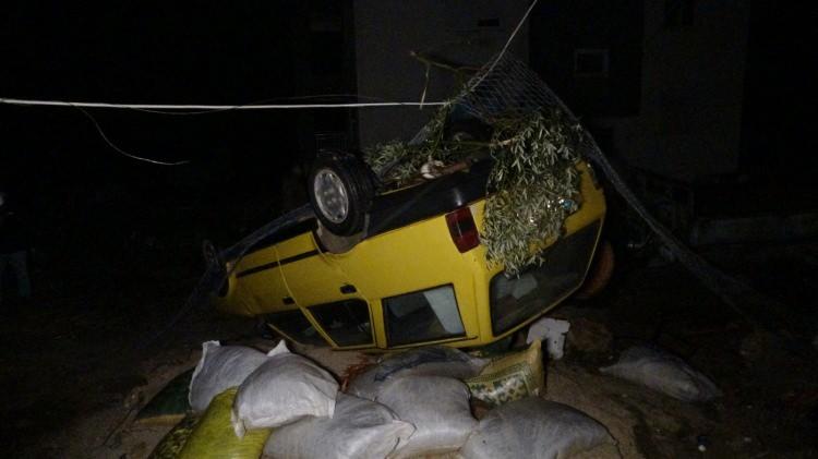 <p class="MsoNormal" style="tab-stops:75.75pt">Otomobilin savrulması sırasında yakında bulunan 20 yaşındaki Sude Kiraz yaralandı.&nbsp;</p>

<p class="MsoNormal" style="tab-stops:75.75pt">&nbsp;</p>

<p class="MsoNormal" style="tab-stops:75.75pt">Gen&ccedil; kız, 112 Acil Sağlık ekiplerinin olay yerindeki m&uuml;dahalesinin ardından ambulansla hastaneye kaldırılırken, yaralının hayati tehlikesinin bulunmadığı &ouml;ğrenildi.</p>
