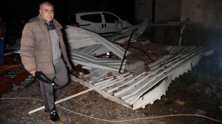 <p>Manavgat Ziraat Odası Başkanı Rasim Metin, S&uuml;lek ve Karacalar Mahallelerinde incelemelerde bulundu.&nbsp;</p>

<p>&nbsp;</p>

<p>Evlerinin &ccedil;atısı u&ccedil;an, aracı zarar g&ouml;ren vatandaşlara ge&ccedil;miş olsun dileklerini ileten Metin, bazı seraları gezerek zarar durumu hakkında bilgi aldı.</p>
