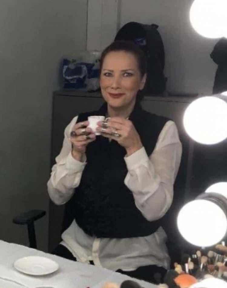 <p><span style="color:#B22222"><strong>'PARALARI YETMEZ'</strong></span></p>

<p>Oyuncu, <em><strong>"Televizyondan harika bir proje gelse kabul etmez misin?&rdquo; sorusuna olumsuz yanıt verdi: &ldquo;Paraları yetmez. Beni &ouml;yle &ccedil;alıştırmak i&ccedil;in biraz c&uuml;zdanları a&ccedil;mak gerekiyor. &Ccedil;ok zor. Baktığım zaman kim &uuml;ş&uuml;yor, kim a&ccedil;, kimin parası &ouml;denmemiş, kim sersefil &ccedil;alışıyor, o kadar iyi anlıyorum ki ve hi&ccedil; &lsquo;Keşke şunda oynasaydım&rsquo; demiyorum."</strong></em></p>
