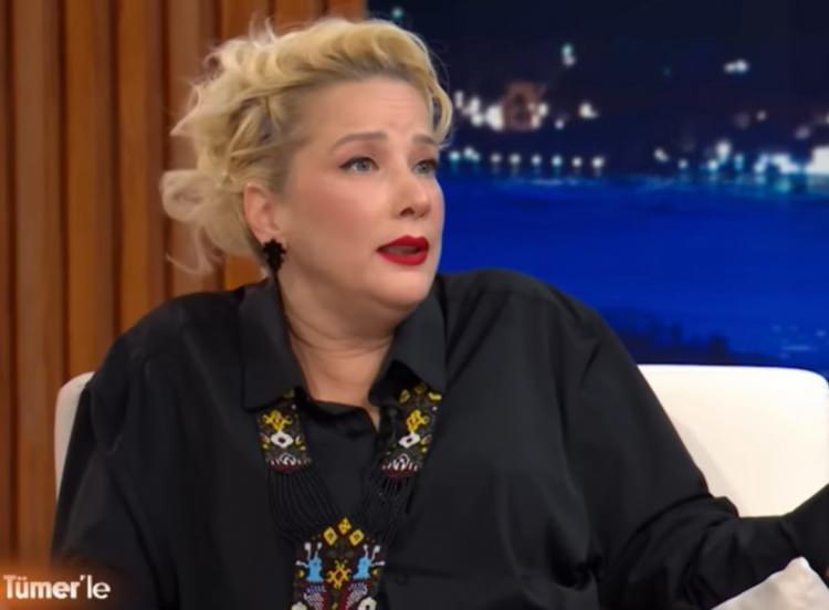 <p><span style="color:#B22222"><strong>"BENİM ŞALTER ATTI"</strong></span></p>

<p><em><strong>"Ben g&uuml;nde 12-14-16 saat &ccedil;alışamam. Onlar eskiden, o cahil zamanımdaydı. Sonra o yorgunluğu, o bedenen t&uuml;kendiğin durumu, daha doğrusu karşı tarafın bunun kıymetini bilmediğini g&ouml;rd&uuml;ğ&uuml;nde diyorsun ki; &lsquo;Ben senin k&ouml;len değilim, biz birlikte bir iş yapıyoruz, bunun da birtakım kuralları var&rsquo;. Yani a&ccedil; biila&ccedil;, soğukta &uuml;ş&uuml;y&uuml;p sıcakta terleyip, sette 16 saat &ccedil;alıştırılıp, sonra da bunu yapmaya mecburmuşum gibi davranılınca benim şalter attı."</strong></em></p>
