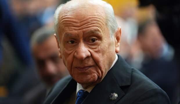 <p><span style="color:rgb(178, 34, 34)"><strong>DEVLET BAH&Ccedil;ELİ YAZISI</strong></span></p>

<p>&nbsp;</p>

<p>&Uuml;zerlerinde, Devlet Bah&ccedil;eli yazısı yer aldığı g&ouml;r&uuml;ld&uuml;.</p>
