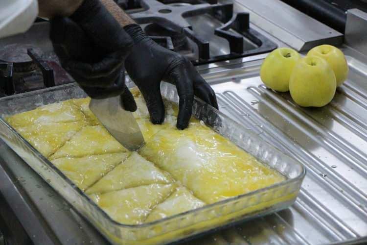 <p>Murat Devek, baklavada buram buram elma kokusunun hissedildiğini belirtip, <strong>"Bu g&uuml;zel lezzeti Amasya'nın mutfak k&uuml;lt&uuml;r&uuml;ne katmanın mutluluğunu yaşıyoruz."</strong> dedi.</p>
