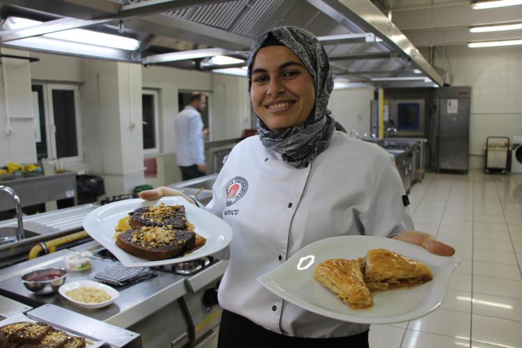 <p>Damaklarda tat bırakacağına dikkat &ccedil;ekilen elmalı baklava aş&ccedil;ılık eğitimi alan &uuml;niversite &ouml;ğrencilerinin de desteğiyle hazırlanıyor.</p>
