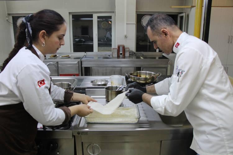 <p><span style="color:#A52A2A"><strong>PİŞİRİLMİŞ ELMA PAR&Ccedil;ALARI DAHİL EDİLİYOR</strong></span></p>

<p>&nbsp;</p>

<p>Klasik tarifinde a&ccedil;ılan ince hamurun kat kat dizilip arasına ceviz, fıstık ya da badem eklenmesiyle hazırlanan baklavanın i&ccedil;ine bu sefer dilimlenip pişirilmiş elma par&ccedil;aları dahil ediliyor.</p>
