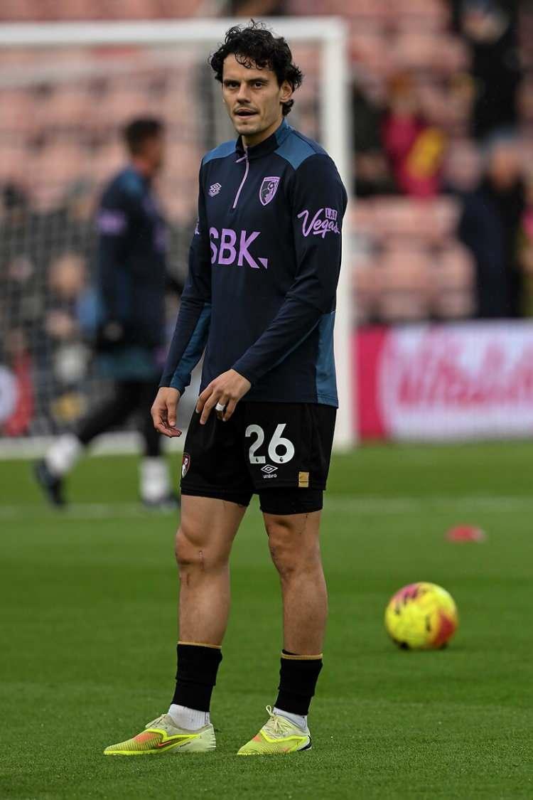 <p>D&uuml;nya Kupası'nda forma giymek isteyen Enes &Uuml;nal, daha fazla forma giyebileceği bir takıma gitme kararı aldı. Sergen Yal&ccedil;ın, Fenerbah&ccedil;e'nin de peşinde olduğu milli futbolcuyla g&ouml;r&uuml;şt&uuml;.</p>
