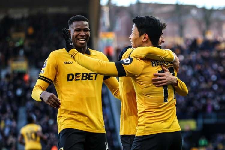 <p>Kanat transferi i&ccedil;in &ccedil;alışmalarını s&uuml;rd&uuml;ren Beşiktaş'ta g&uuml;ndeme gelen son isim Wolverhampton'dan Jhon Arias. Beşiktaş, İngiliz ekibiyle g&ouml;r&uuml;şmelerine s&uuml;rd&uuml;r&uuml;yor. (Fanatik)</p>
