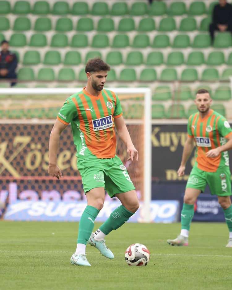 <p>Chibuike Nwaiwu'yu kadrosuna katan Trabzonspor, stoper b&ouml;lgesine bir hamle daha planlıyor. Bordo-mavili ekip, Alanyaspor'la &Uuml;mit Akdağ'ın transfer i&ccedil;in bir kez daha g&ouml;r&uuml;şecek. (Fanatik)</p>
