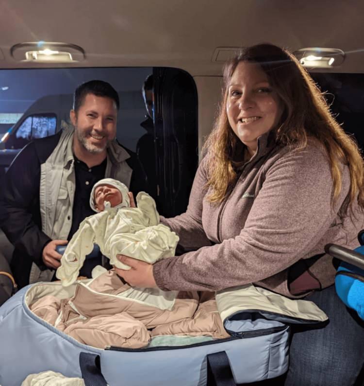 <p><strong>Program sırasında &ccedil;eviri uygulamalarıyla iletişim kuran ve her anlarıyla &ccedil;ok konuşulan &uuml;nl&uuml; &ccedil;ift ,yaklaşık 4 yıl &ouml;nce oğulları G&ouml;khan'ın doğumuyla anne ve baba olma sevinci yaşadı.</strong></p>
