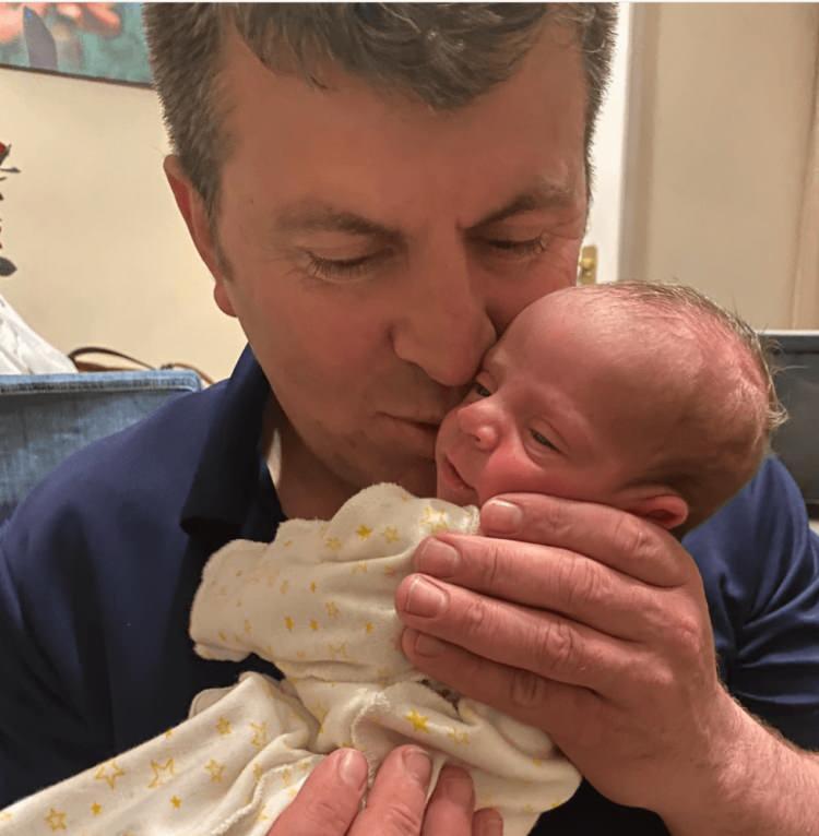 <p><strong>Uzun s&uuml;redir Nebraska'da sakin bir hayat s&uuml;rd&uuml;ren &uuml;nl&uuml; &ccedil;ift, yıllar sonra ortaya &ccedil;ıktı.&nbsp;</strong></p>
