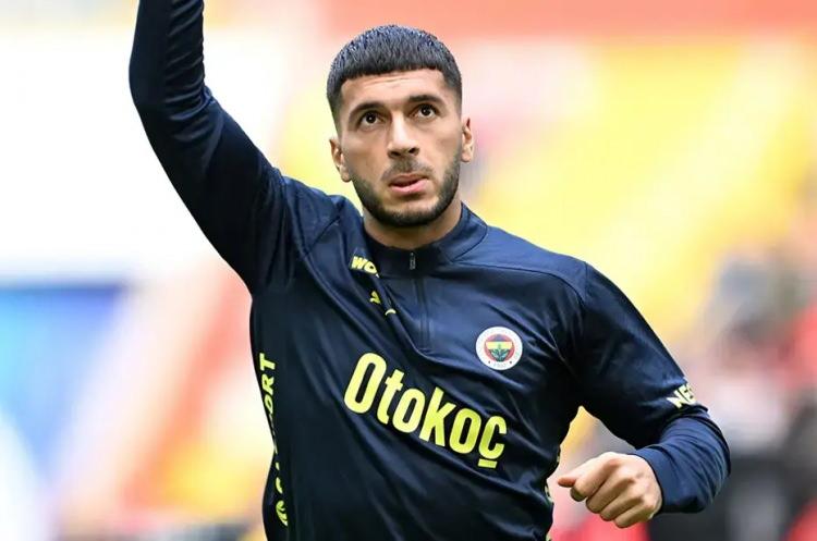 <p>Oğuz Aydın, CSKA Moskova'nın yıllık 2.2 milyon euroluk maaş teklifini reddetti.<br />
<br />
Kariyerini T&uuml;rkiye'de s&uuml;rd&uuml;rmek isteyen oyuncu i&ccedil;in Trabzonspor ve Samsunspor devrede<br />
<br />
(FANATİK)</p>
