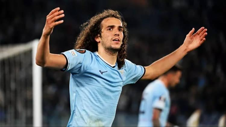 <p>Fenerbah&ccedil;e, Matteo Guendouzi ile her konuda anlaşma sağladı.<br />
<br />
Lazio'nun da kısa s&uuml;re i&ccedil;erisinde 25-30 milyon euro seviyesindeki teklife &lsquo;evet' cevabını vermesi bekleniyor.&nbsp;<br />
<br />
(AKŞAM)</p>
