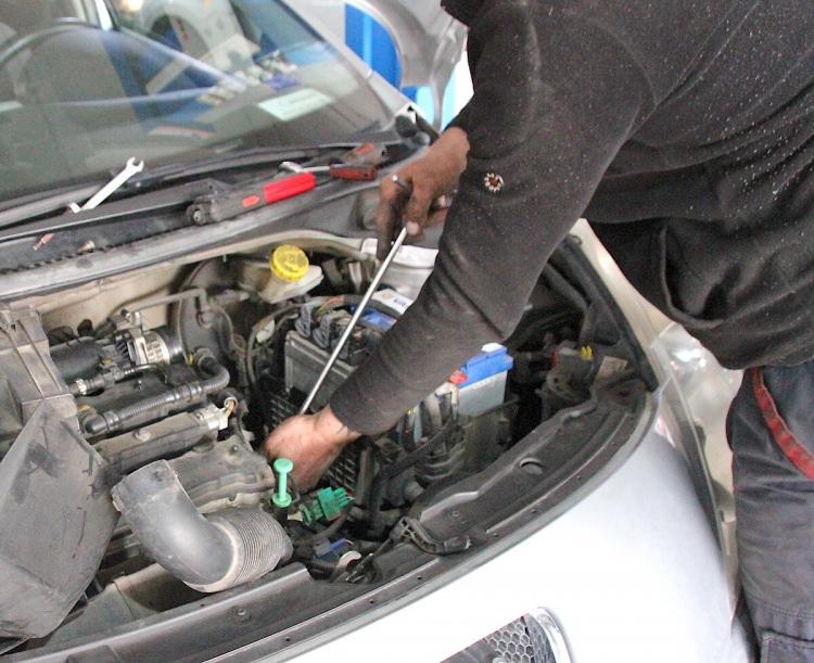 <p>KAMERA VE PAR&Ccedil;A SORUNLARI &Ouml;N PLANDA</p>

<p>Amerikan devinin geri &ccedil;ağırmalarının yaklaşık 4 milyonluk kısmını arızalı geri g&ouml;r&uuml;ş kameraları oluştururken, yakıt pompası ve enjekt&ouml;r sorunları da dikkat &ccedil;ekti.</p>

<p>Ayrıca Explorer modelinde d&uuml;şebilen kapı d&ouml;şeme par&ccedil;aları i&ccedil;in servislere yapıştırma işlemi talimatı verilmesi gibi ilgin&ccedil; &uuml;retim hataları da kayıtlara ge&ccedil;ti.</p>
