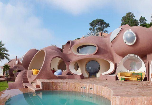 <p>Listenin 7. sırasında yer alan bu ev, bir d&ouml;nem moda ikonu Pierre Cardin'e aitti. acar mimar Antti Lovag tarafından tasarlanan ev, f&uuml;t&uuml;ristik yapısıyla dikkat &ccedil;ekiyor.</p>

<p>G&ouml;z kamaştıran yapı, hi&ccedil; d&uuml;z &ccedil;izginin bulunmadığı "baloncuk" formundaki odaları ve 500 kişilik a&ccedil;ık hava amfitiyatrosuyla adeta bir sanat eseri niteliğinde.</p>

<p>&nbsp;</p>

<p>&nbsp;</p>
