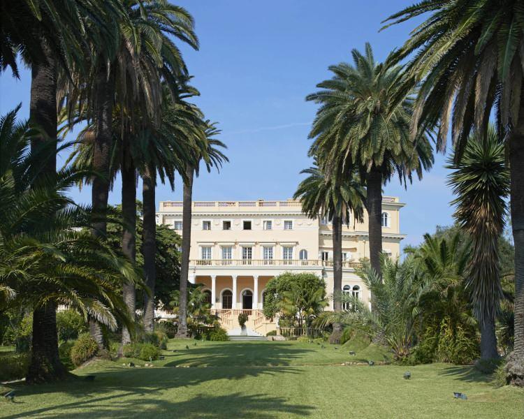 <p>Listenin 5. sırasında yer alan Villa Les Cedres, yaklaşık 200 yıl &ouml;nce inşa edildi. Bu tarihi villa, bir zamanlar Bel&ccedil;ika Kralı II. Leopold tarafından kullanıldı. 35 d&ouml;n&uuml;ml&uuml;k arazide yer alan villa, 15.000'den fazla bitki t&uuml;r&uuml;n&uuml;n bulunduğu, Avrupa'nın en g&uuml;zel botanik bah&ccedil;elerinden birine ve 3.000 kitaplık nadide bir k&uuml;t&uuml;phaneye sahip.</p>

<p>&nbsp;</p>

<p>&nbsp;</p>
