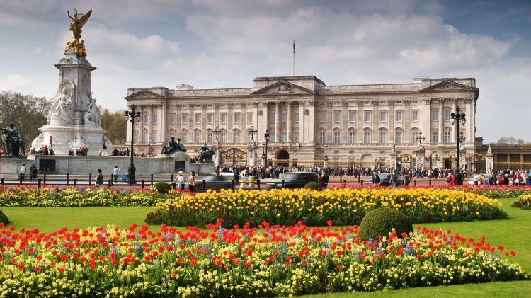 <p><span style="color:#B22222"><strong>1) BUCKINGHAM PALACE</strong></span></p>

<p><strong>Fiyat:</strong>&nbsp;4.9 milyar dolar<br />
<strong>Konum:</strong>&nbsp;Londra, İngiltere</p>
