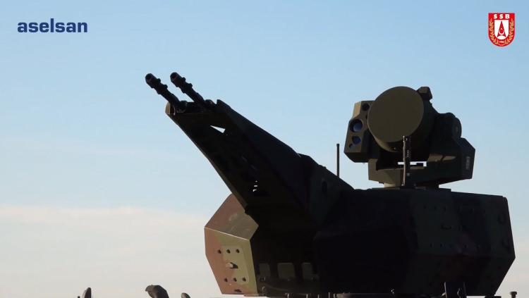 <p>İlk kez Paris Eurosatory 2024 Fuarı'nda sergilenen 8x8 araca entegre KORKUT, atış testlerinde hareket halinde hedef u&ccedil;ağı başarıyla etkisiz hale getirdi.</p>
