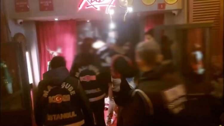 <p>7 ŞÜPHELİ GÖZALTINDA</p>
<p>İstanbul Cumhuriyet Başsavcılığı Kaçakçılık, Narkotik ve Ekonomik Suçları Soruşturma Bürosu tarafından yürütülen ‘Uyuşturucu’ ve ‘Fuhuş’ soruşturması kapsamında 6 işletmeye yönelik operasyon düzenlendi.</p>