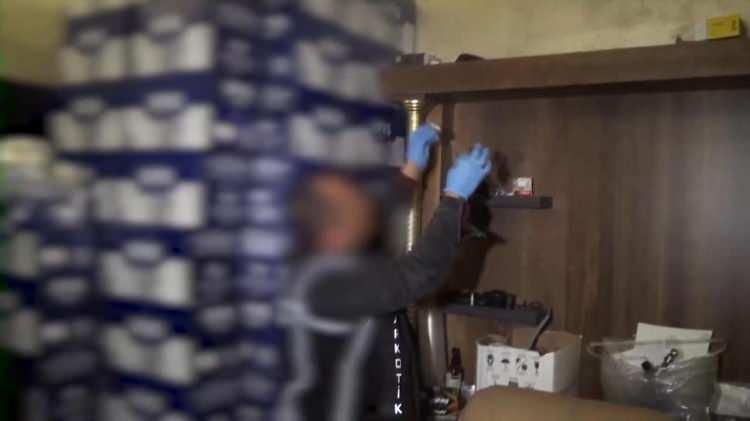 <p><span style="color:rgb(178, 34, 34)">GİZLİ ODANIN SIRRI NE?</span></p>
<p>Tokaz, konuşmasında şu ifadeleri kullandı:</p>
<p>''Dün gece saatlerinde sıcak dakikalar yaşandı. Jandarma ekipleri, 200 jandarma personeli Bebek Otel'e girdi ve kapsamlı bir arama çalışması gerçekleştirdi. Bu ikinci bir operasyondu. Çok kapsamlı bir arama gerçekleştirildi. Didik didik diyebileceğimiz bir arama yapıldı. Bebek Oteli soruşturmanın kritik iki adresinden bir tanesi. Bebek Otel ve Kasım Garipoğlu'nun yalısı. Bebek Otel'de ne aranıyor? Savcılığın değerlendirmesi şu; iddialara göre, ünlü isimlerin burada toplandıkları ve burada uyuşturucu madde kullanıldığı yönünde savcılığın soruşturma dosyasında bir iddiası var.</p>