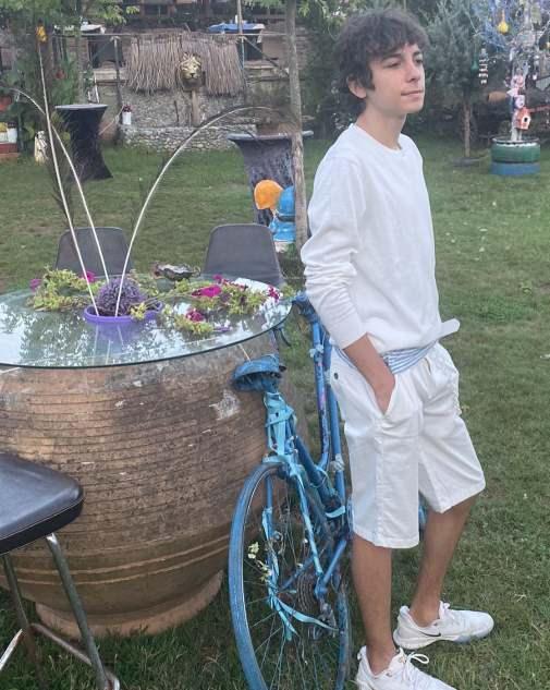 <p><span style="color:#B22222"><strong>OYUNCULUĞA NEDEN ARA VERDİĞİNİ A&Ccedil;IKLADI</strong></span></p>
