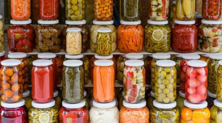 <p><span style="color:#FF0000"><strong>9. TURŞU /T&Uuml;RKİYE</strong></span></p>

<p><strong>T&uuml;rkiye'nin en sevilen lezzetlerinden "Turşu", listeye ilk 10'dan giriş yapıyor! Lahana, salatalık, havu&ccedil;, pancar, sarımsak ve daha nice sebzelerle hazırlanabilen turşu, T&uuml;rk mutfaklarında &ccedil;oğunlukla meze olarak tercih ediliyor. Kendine has ekşi aromasıyla &ccedil;ok sevilen Turşu, uluslararası platformda da g&ouml;zde bir lezzet.</strong></p>
