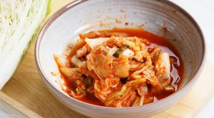 <p><span style="color:#FF0000"><strong>8. KİMCHİ / G&Uuml;NEY KORE</strong></span></p>

<p><strong>G&uuml;ney Kore mutfağının g&ouml;zde ve pop&uuml;ler lezzeti "Kimchi", listenin 8'nci sırasında! Yaklaşık 2 bin yıllık bir mutfak tarihini g&ouml;zler &ouml;n&uuml;ne seren Kimchi, lahana, salatalık ve turp gibi bir&ccedil;ok mevsim sebzesiyle hazırlanıyor.&nbsp;</strong></p>
