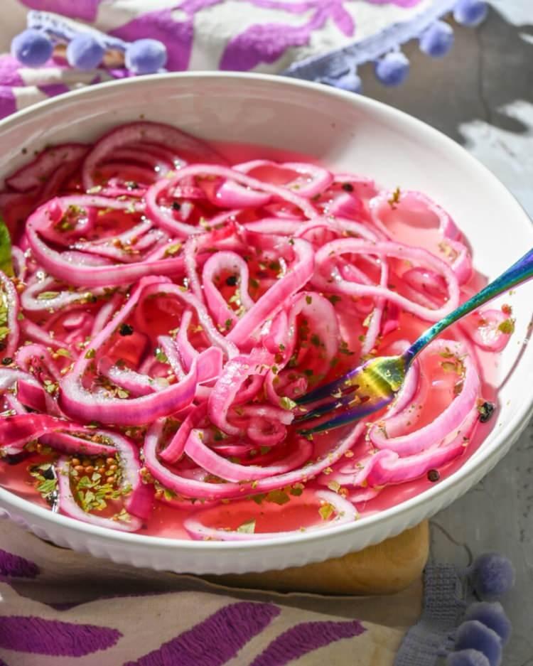 <p><span style="color:#FF0000"><strong>1. ESCABECHE DE CEBOLLA / MEKSİKA</strong></span></p>

<p><strong>Meksika&rsquo;nın Yucat&aacute;n b&ouml;lgesine ait aromatik bir soğan turşusu olan "Escabeche de cebolla", dikkat &ccedil;eken lezzetiyle zirveye adını yazdırdı. Kırmızı soğanların marine edilmesinin ardından en az d&ouml;rt saat soğukta bekletilen bu aromatik tat, &ouml;zellikle deniz &uuml;r&uuml;nleri ve ızgara etlerin yanında tamamlayıcı bir lezzet olarak servis edilir.</strong></p>
