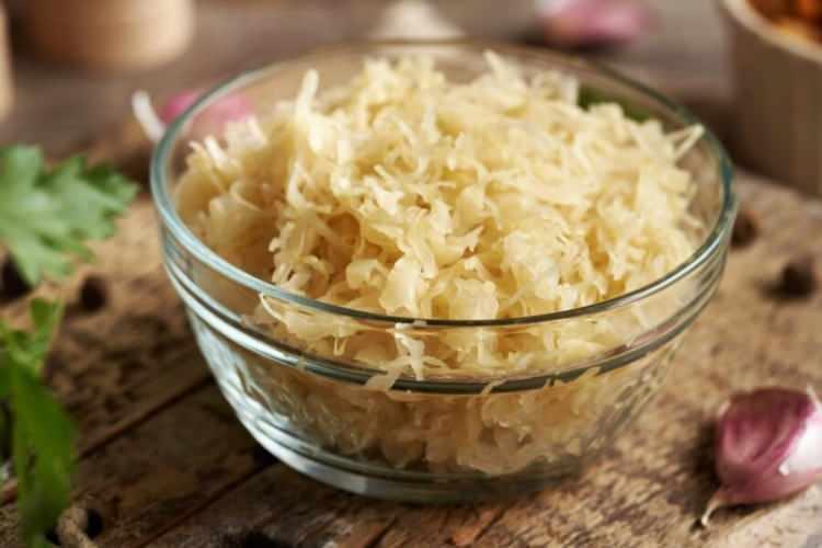 <p><span style="color:#FF0000"><strong>2. NOSOVİCKE KYSANE ZELİ / &Ccedil;EK CUMHURİYETİ</strong></span></p>

<p><strong>&Ccedil;ek Cumhuriyeti&rsquo;nin Moravskoslezsko b&ouml;lgesine &ouml;zg&uuml; geleneksel bir fermente lahana lezzeti olan No&scaron;ovick&eacute; kysan&eacute; zel&iacute;, beyaz lahanadan yapılmaktadır. İnce doğranan lahana laktik fermantasyonla olgunlaştırılır ve altın sarısı renkte, ekşi-hafif acı bir tada kavuşur. Baharatlarla zenginleştirilen bu lezzet, et yemekleriyle sıklıkla tercih edilir.</strong></p>
